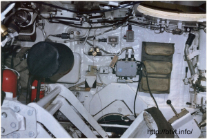 Вид на боковую часть капсулы экипажа с места наводчика.